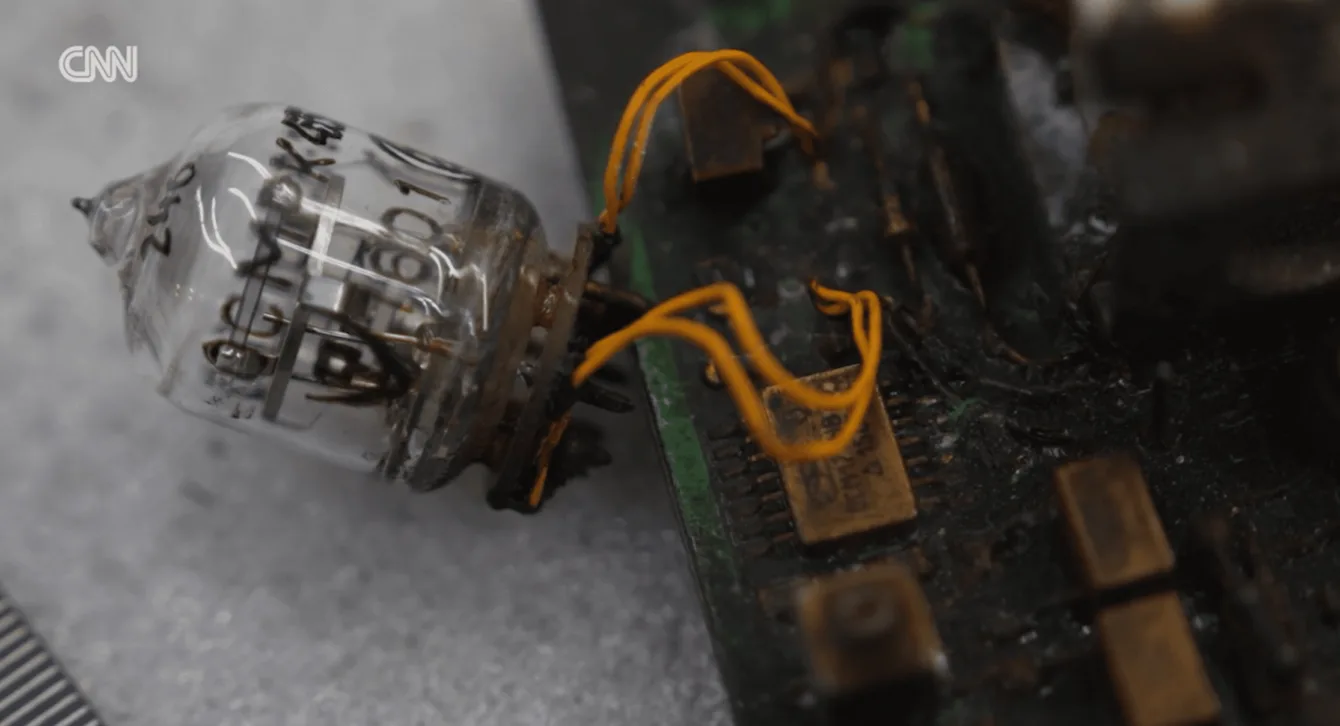 Mezi pozůstatky ruské rakety Orešnik nalezena elektronka ze sovětské éry. (Zdroj: CNN)