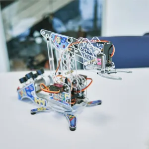 Počítačově navržený robot ze stavebnice s barevnými díly a kabely