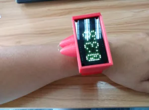 Růžový elektronický zapalovač s LED displejem na zápěstí