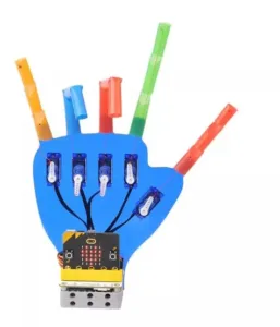 Modul micro:bit s připojenými barevnými vodiči a krokosvorkami