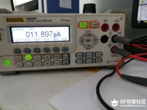 Digitální multimetr Rigol DM3058E zobrazuje naměřený proud 897 µA