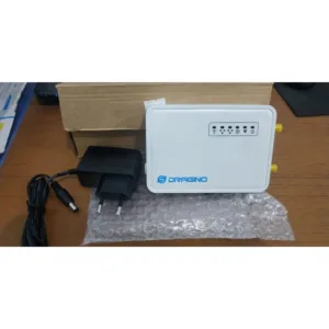 Bílá IoT brána Dragino položená na bublinkové fólii vedle napájecího adaptéru