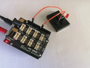 Vývojová deska SwiftIO připojená k nepájivému poli s červenou LED