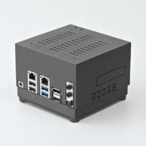 Černé elektronické zařízení v krytu s několika síťovými a USB porty