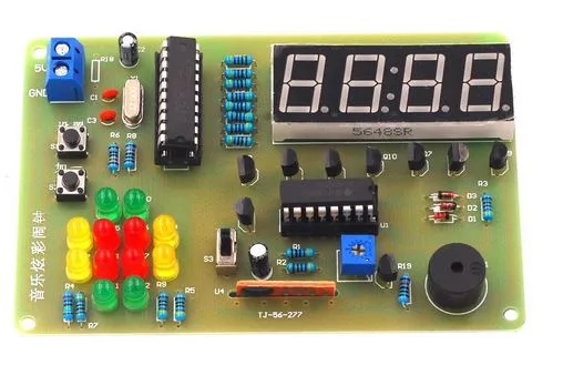 Zelená deska stavebnice digitálních hodin se čtyřmístným displejem a barevnými LED