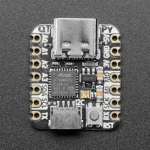 Malá vývojová deska s mikrokontrolérem Atmel ATSAMD21 a konektorem USB-C
