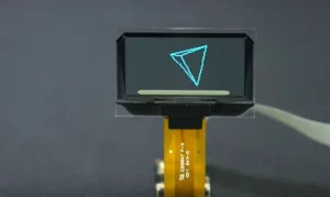 Malý displej s tyrkysovým trojúhelníkem na žluté elektronické desce