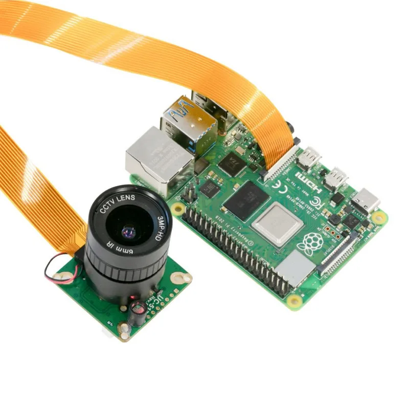Deska Raspberry Pi propojená plochým kabelem s kamerovým modulem