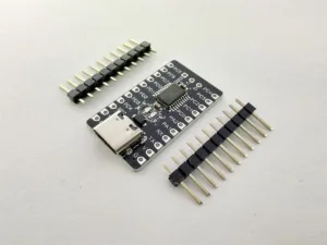 Malá vývojová deska s micro-USB konektorem a volnými pinovými lištami