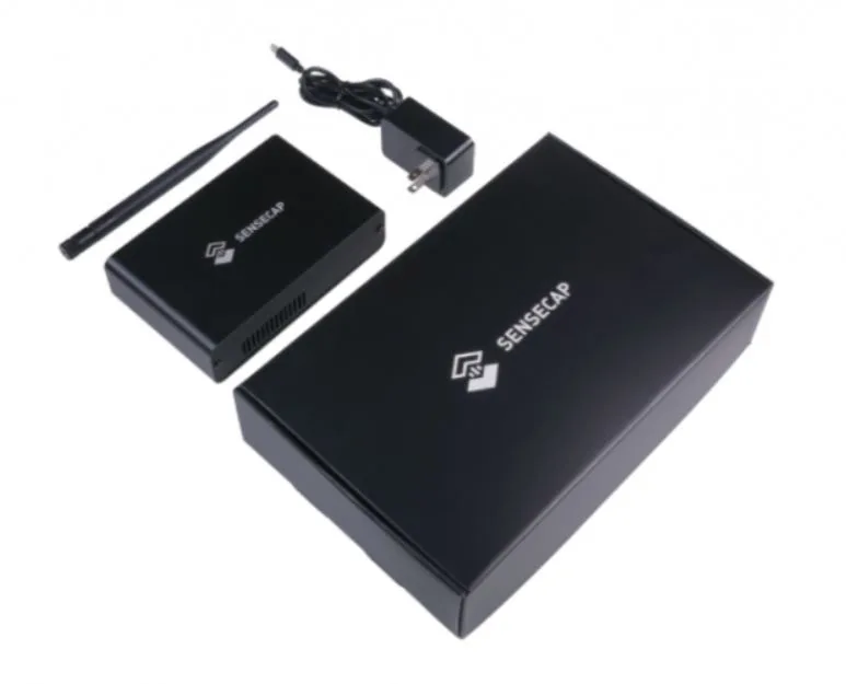Vnitřní brána Seeed SenseCAP M1 LoRaWAN s napájecím adaptérem