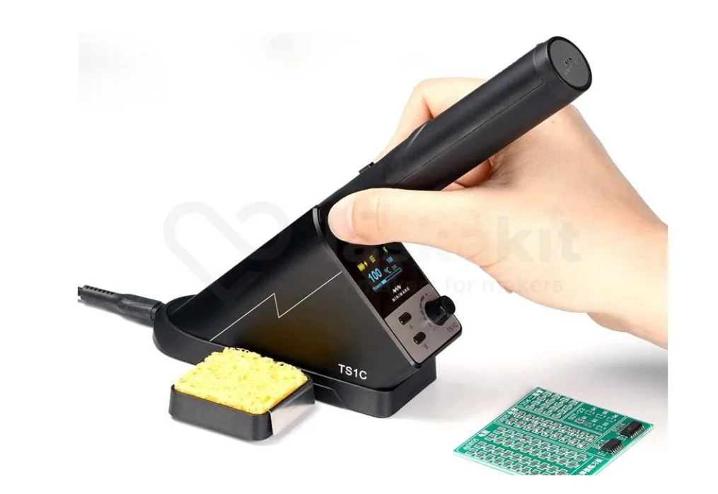 Bezdrátové pájecí pero Miniware TS1C s displejem a hrotem na stojánku