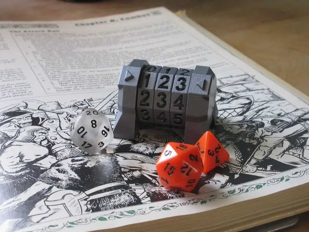Počítadlo životů pro D&D nebo Magic: The Gathering s kostkami na herní podložce