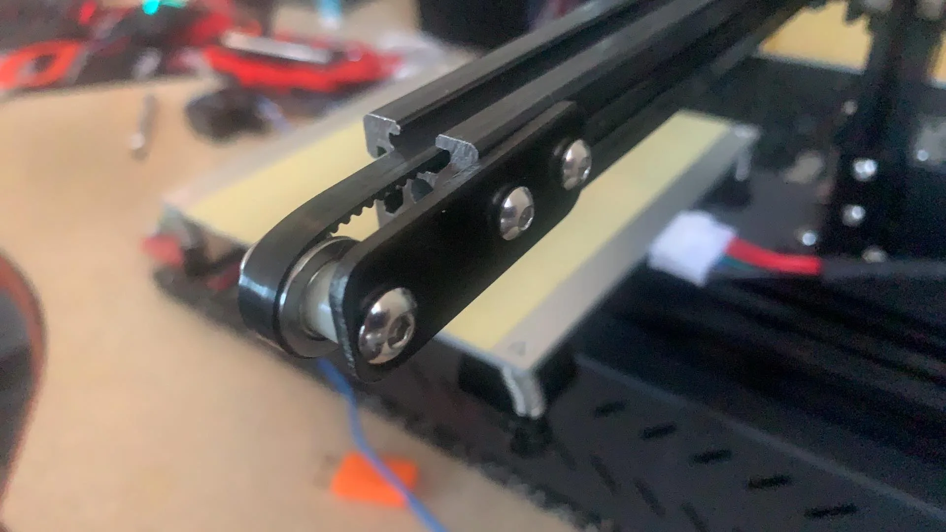 Detail pojezdové konstrukce a rámu 3D tiskárny