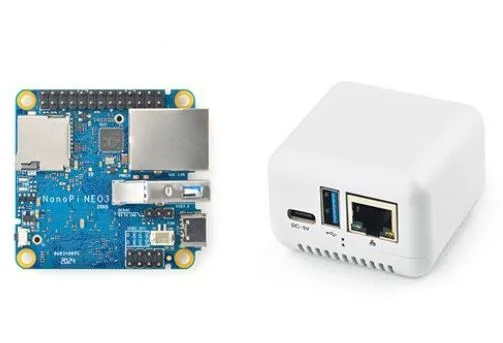 Deska NanoPi NEO3 vedle bílého krytu s konektory