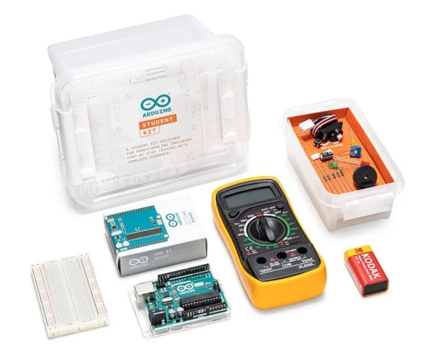 Obsah Arduino Student Kit: deska Arduino, multimetr, nepájivé pole a součástky
