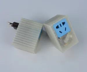 Bílá chytrá zásuvka s modrým čelem a dvěma kolíky