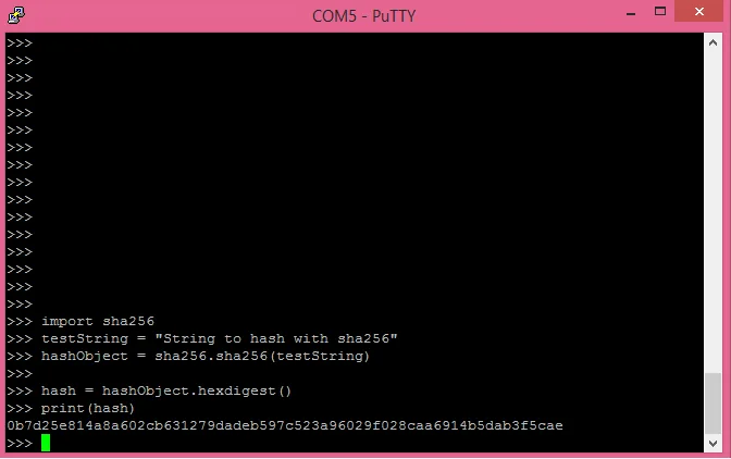 Terminál PuTTY vypisuje výsledek SHA-256 hashe vytvořeného v MicroPythonu