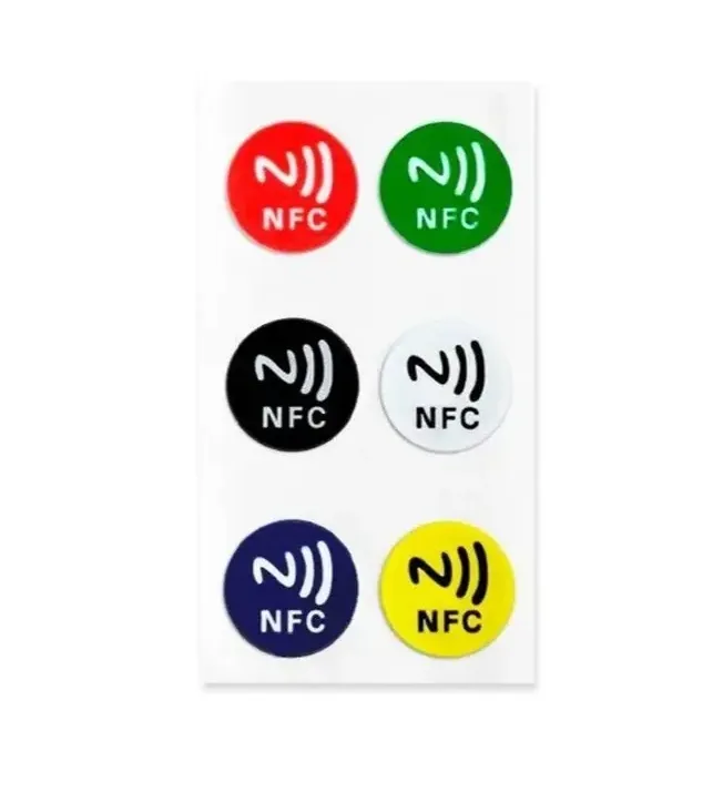 Šest barevných samolepicích NFC štítků s ikonou bezkontaktní komunikace