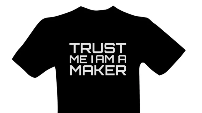 Černé tričko s nápisem „Trust me, I am a maker“