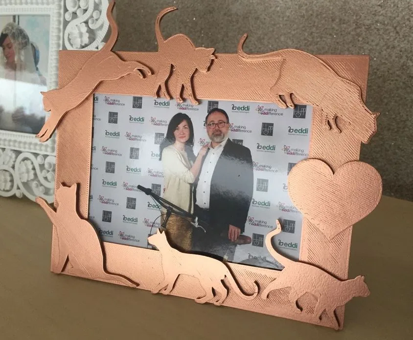 3D tištěný rámeček na fotografii s ozdobnými srdíčky