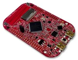 Červená vývojová deska Freescale s konektory a součástkami