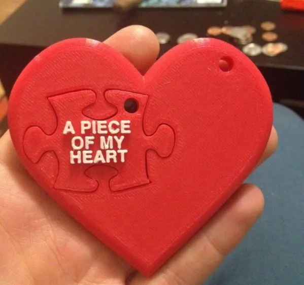 Červené 3D tištěné srdce s nápisem A Piece of My Heart