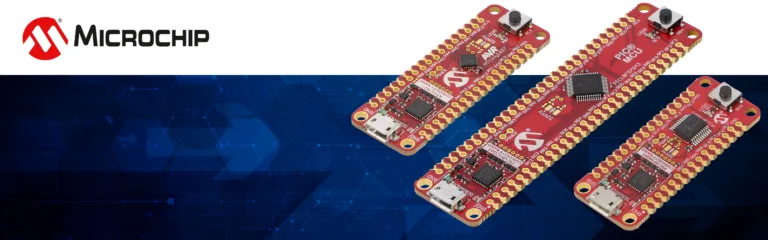 Tři vývojové desky Curiosity Nano od Microchipu na modrém pozadí