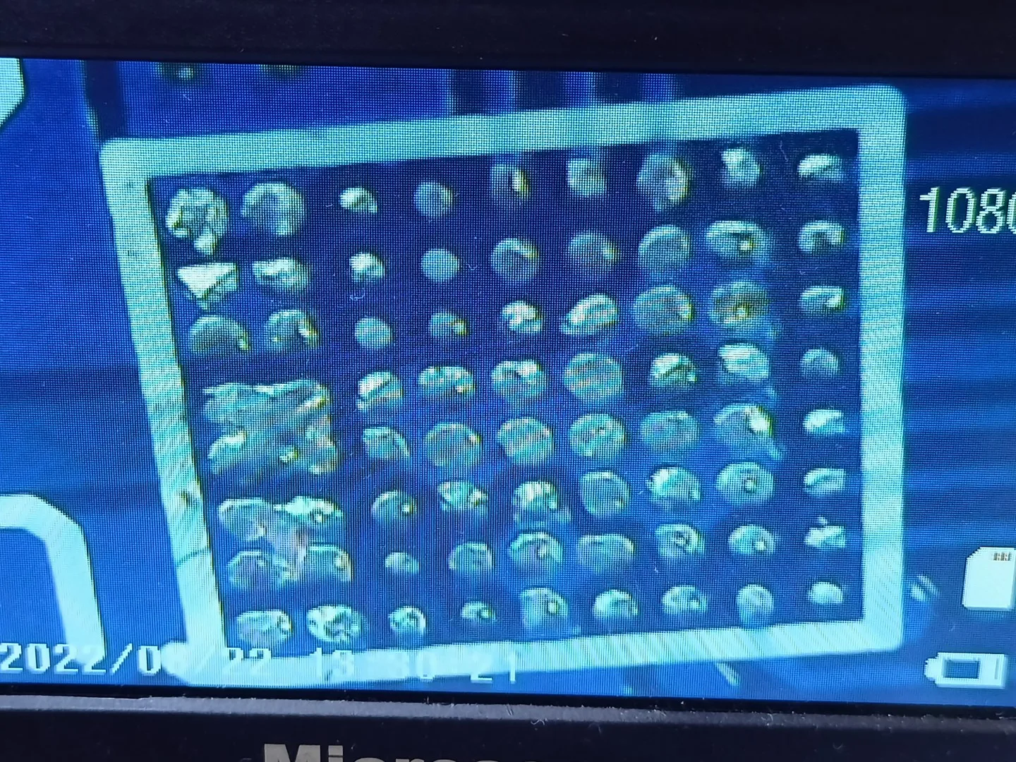 Detail plošek pro pouzdro BGA na modré desce plošných spojů