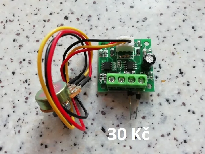 Zelený elektronický modul se šroubovacími svorkami a připojenými vodiči, cena 30 Kč