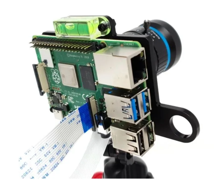 Držák spojuje desku Raspberry Pi s kamerou Raspberry Pi HQ