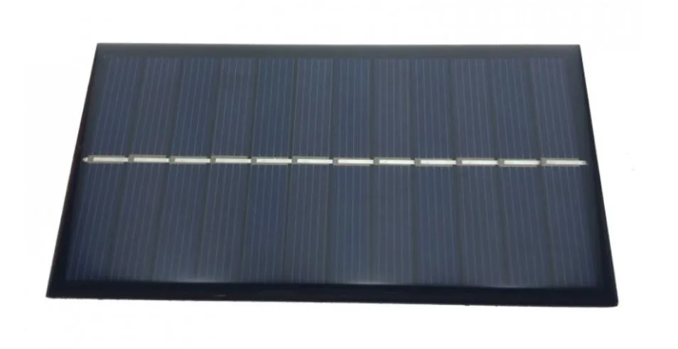 Malý polykrystalický solární panel s tmavě modrým článkem a černým rámem