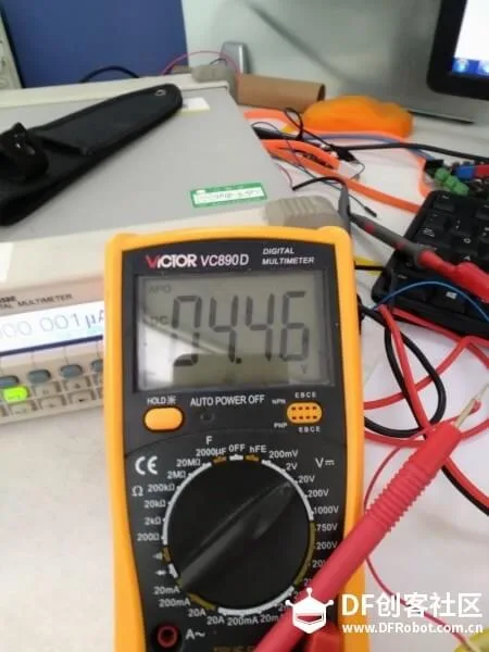 Digitální multimetr ukazuje napětí citronové baterie přibližně 1,16 V
