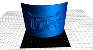 Modrý zakřivený 3D model s reliéfem zobrazený nad mřížkou tiskové podložky