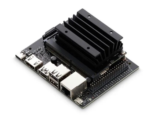 Jednodeskový počítač NVIDIA Jetson Nano s velkým černým chladičem