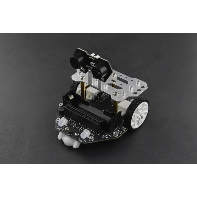 Programovací robot pro micro:bit s černým podvozkem, bílými koly a kovovou horní deskou