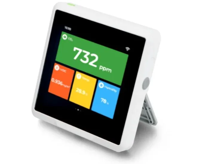 Dotykový IoT displej SenseCAP Indicator D1L zobrazuje přehled senzorových údajů včetně hodnoty 732 ppm