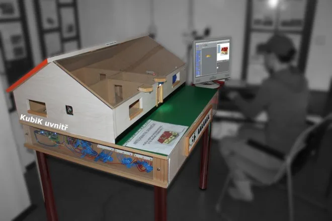 3D model dílny KubiK s modulárními elektronickými kostkami na stole