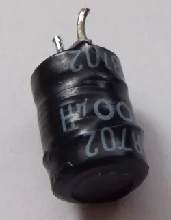 Černý válcový elektrolytický kondenzátor s dvěma vývody