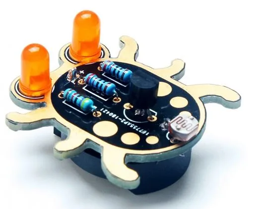 Tvarovaná elektronická stavebnice s oranžovými LED diodami a součástkami