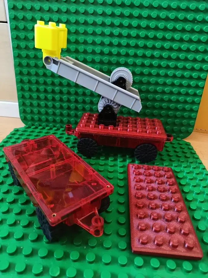 Červené 3D tištěné auto s pohyblivým ramenem a odnímatelnými díly