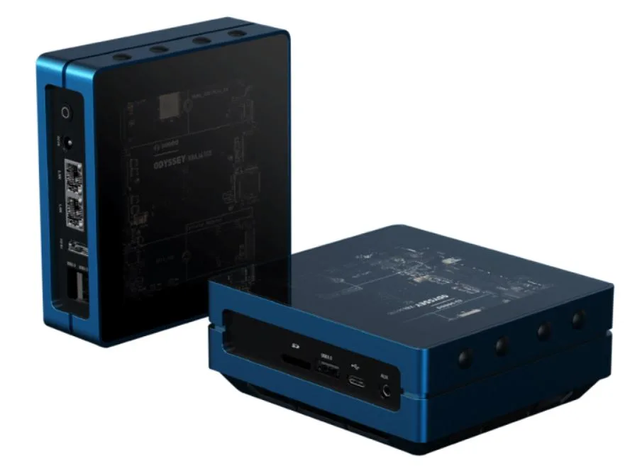 Černomodrý jednodeskový počítač ODYSSEY-X86J4105 ve dvou pohledech
