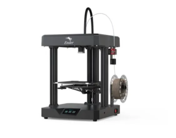 3D tiskárna Creality Ender-7 s černou konstrukcí a cívkou filamentu