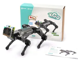 Ilustrace robotického pavouka XGO s ovládací deskou a krabicí produktu
