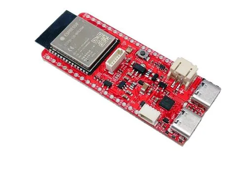 Červená vývojová deska s modulem ESP32-C6, konektory USB-C a bateriovými konektory