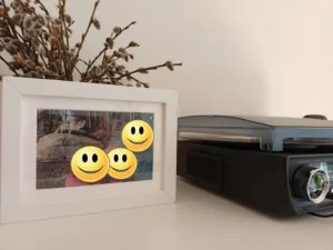 Skrytý monitor vzduchu za bílým obrazovým rámečkem vedle černého zařízení