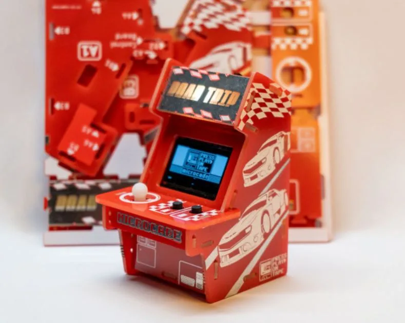 Červený stavebnicový arkádový automat Microcade s retro ovladači a displejem