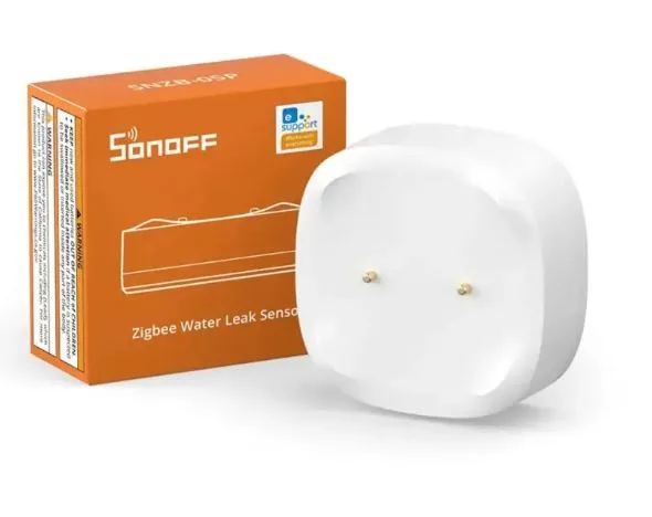 Bílý detektor úniku vody Sonoff SNZB-05P před oranžovou krabičkou