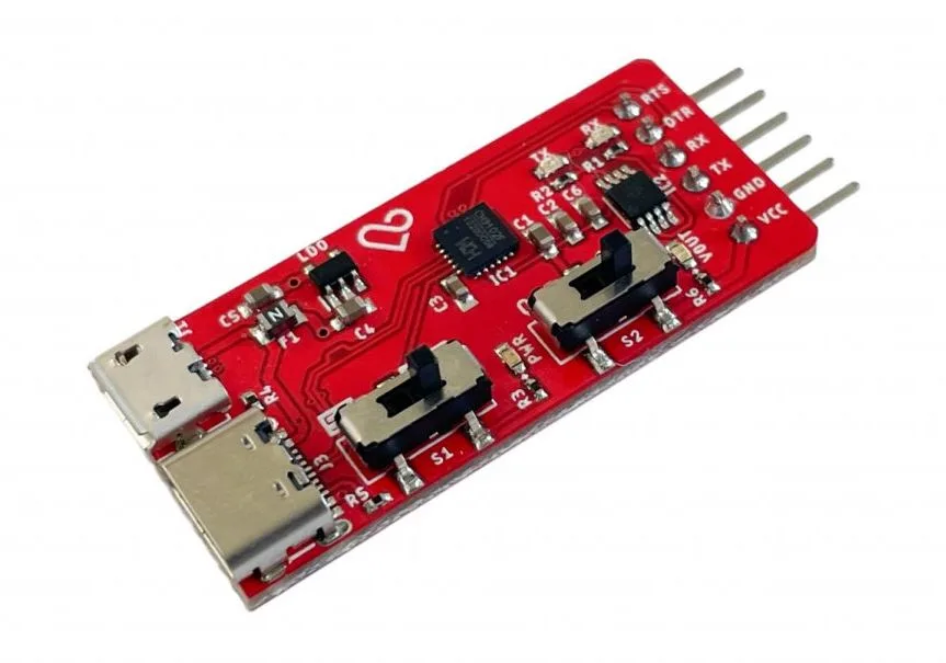 Červený programátor LaskaKit CH9102 s USB-C konektorem a UART piny