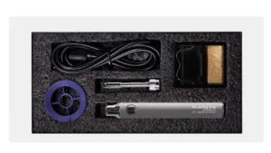 Obsah cestovní bateriové páječky: pájecí pero, kabel, cívka cínu a houbička