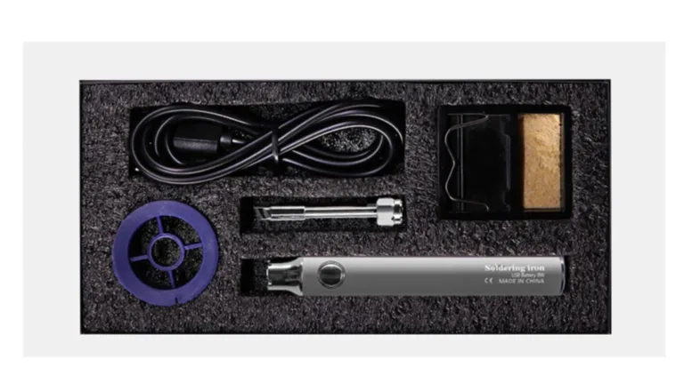 Obsah cestovní bateriové páječky: pájecí pero, kabel, cívka cínu a houbička